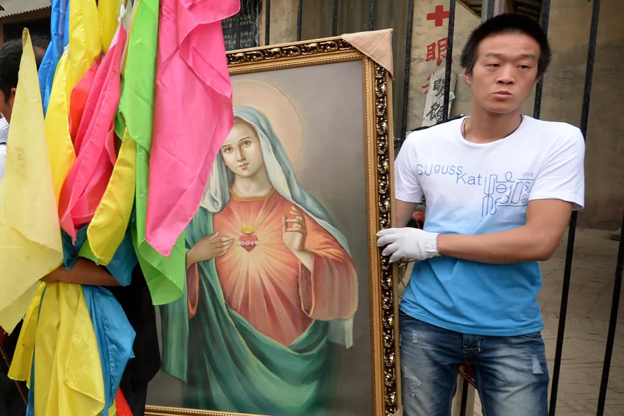 Catholics carry a portrait of the Virgin Mary in China’s Hebei Province on May 26, 2013.?w=200&h=150